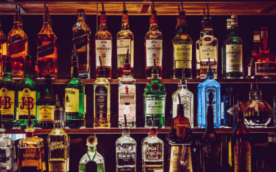 Cocktail e cultura Pop: i drink iconici del cinema e della TV